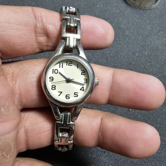 Ladies quartz fashion watch silver tone white dial working with new battery show - Picture 1 of 9